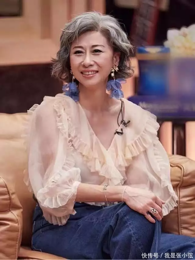 叶倩文才是优雅老去的代表：穿搭不扮嫩不显老，白发不染更显从容(叶倩文和林子祥是怎么走到一起的)