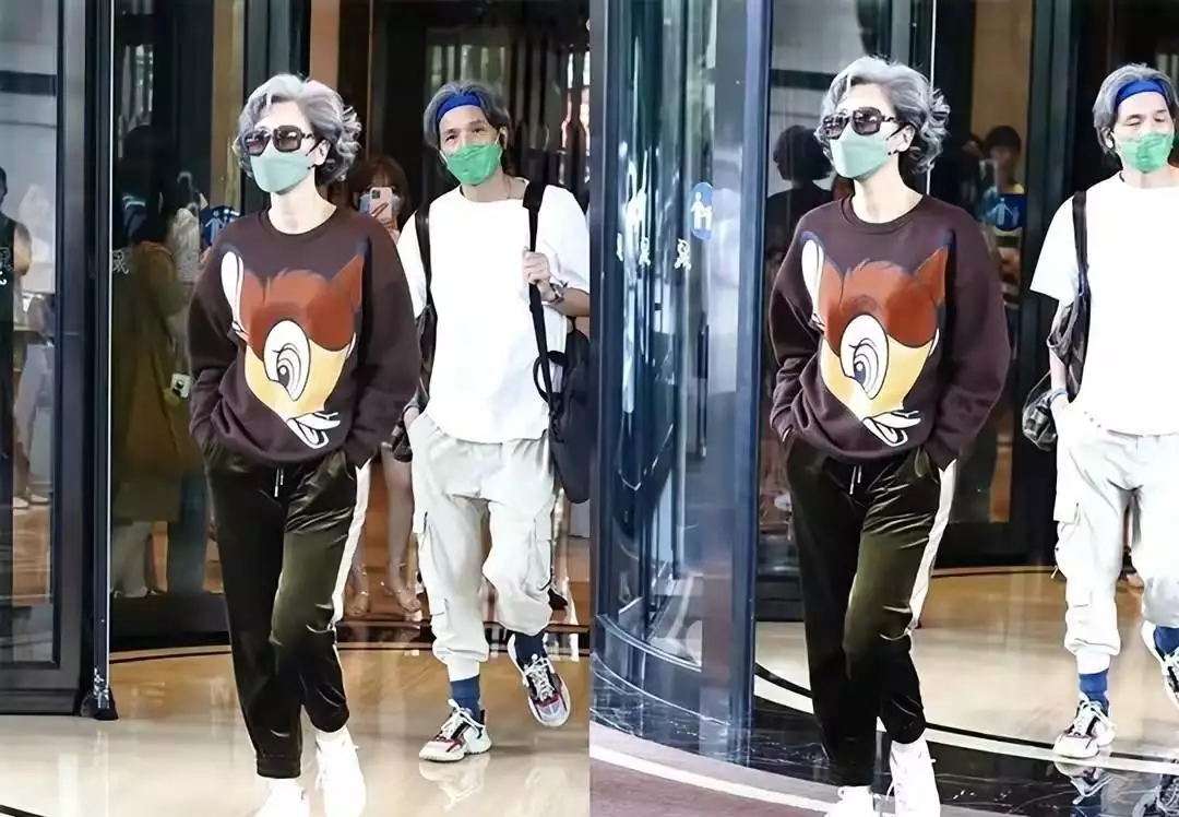 叶倩文肆意暴露年龄感！穿卡通卫衣满头银发，仙风道骨太有味道(费翔为了叶倩文终身不娶)