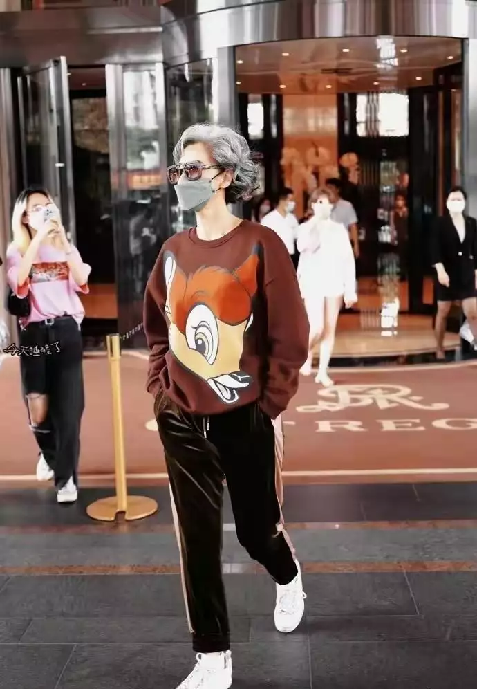 叶倩文肆意暴露年龄感！穿卡通卫衣满头银发，仙风道骨太有味道(费翔为了叶倩文终身不娶)