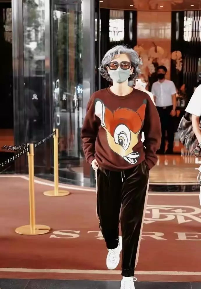 叶倩文肆意暴露年龄感！穿卡通卫衣满头银发，仙风道骨太有味道(费翔为了叶倩文终身不娶)