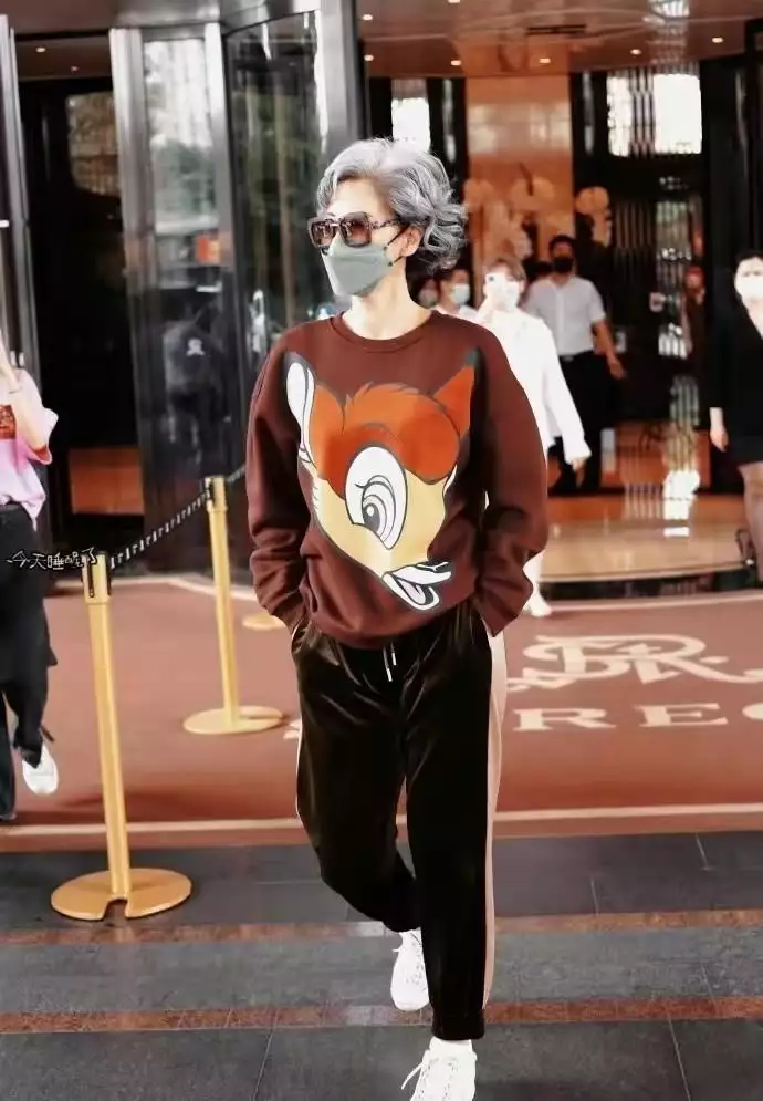 叶倩文肆意暴露年龄感！穿卡通卫衣满头银发，仙风道骨太有味道(费翔为了叶倩文终身不娶)