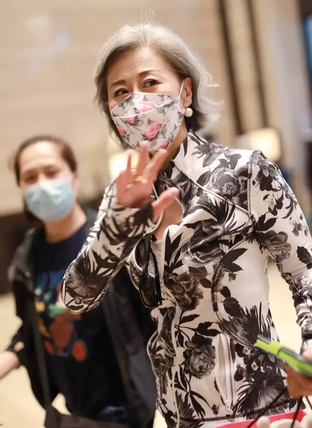 叶倩文肆意暴露年龄感！穿卡通卫衣满头银发，仙风道骨太有味道(费翔为了叶倩文终身不娶)