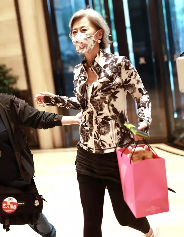 叶倩文肆意暴露年龄感！穿卡通卫衣满头银发，仙风道骨太有味道(费翔为了叶倩文终身不娶)