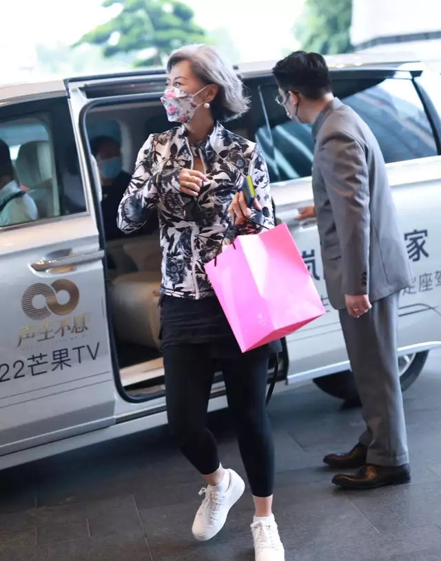 叶倩文肆意暴露年龄感！穿卡通卫衣满头银发，仙风道骨太有味道(费翔为了叶倩文终身不娶)