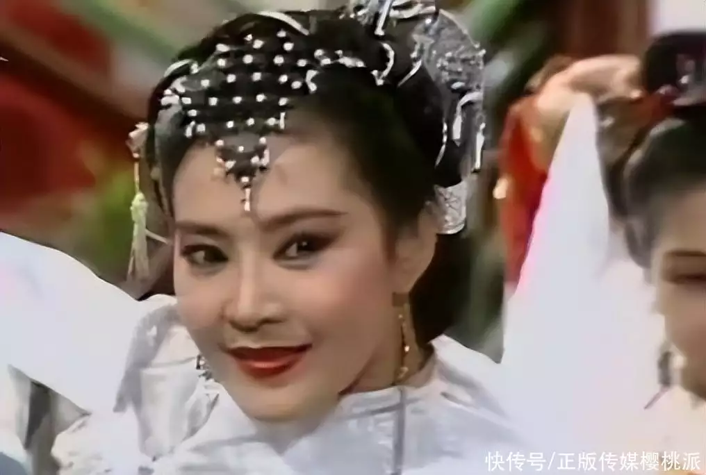 叶倩文再唱《潇洒走一回》，31年过去，歌声却投射出娱乐圈众生相(叶倩文潇洒走一回舞台版)