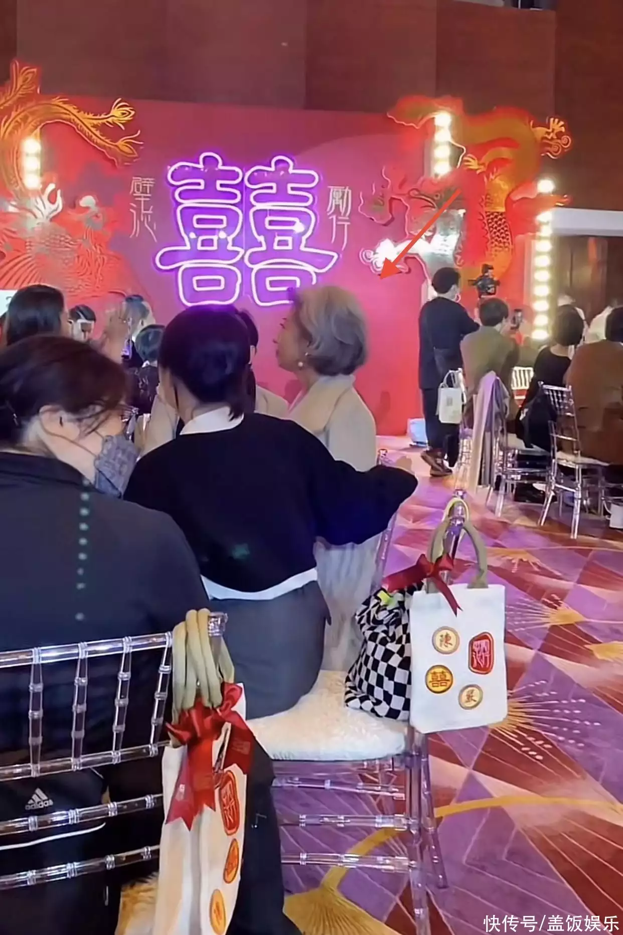 61岁叶倩文参加婚宴吃酒席，满头白发颜值惊艳，打扮年轻气质出众(叶倩文59岁)