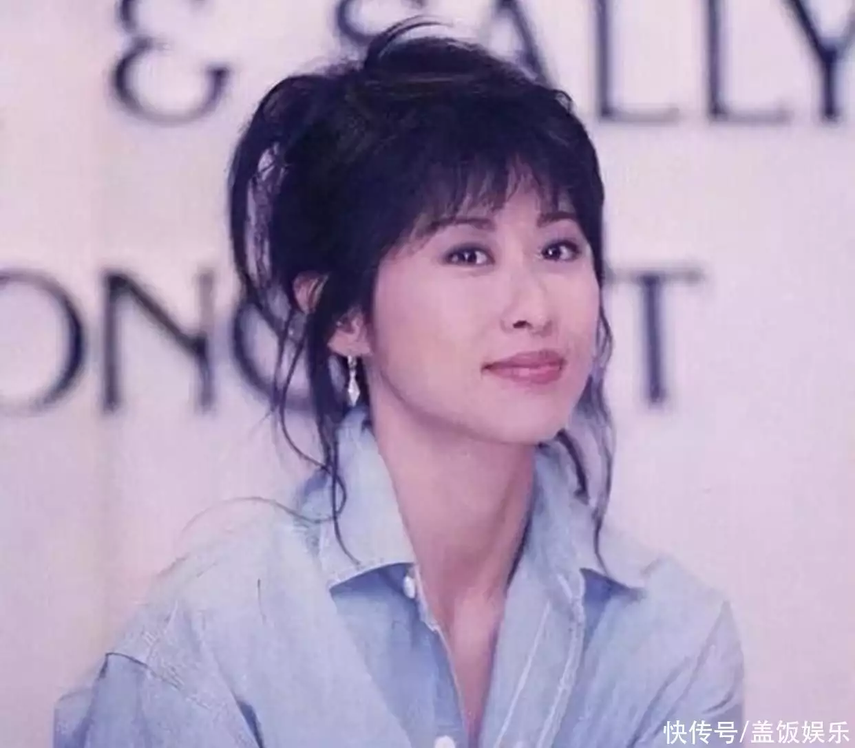 61岁叶倩文参加婚宴吃酒席，满头白发颜值惊艳，打扮年轻气质出众(叶倩文59岁)