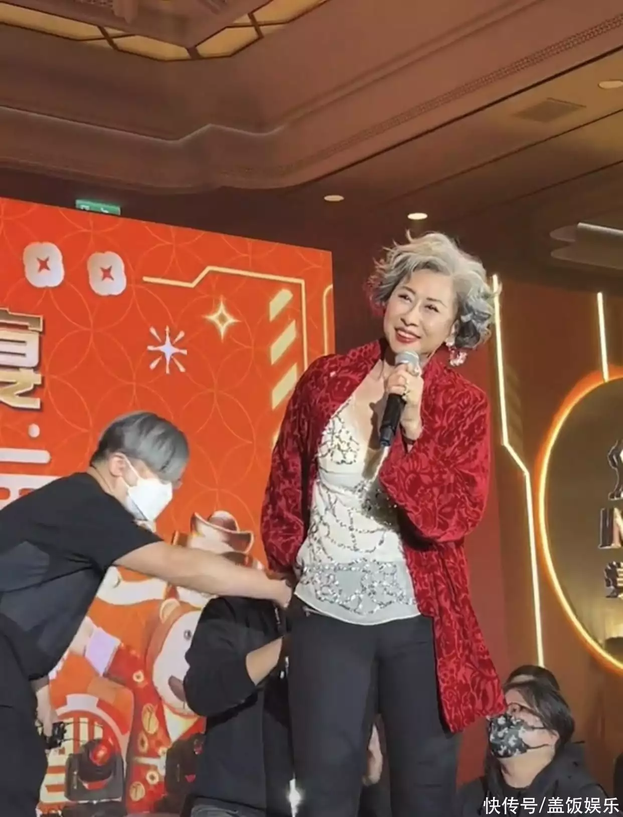 61岁叶倩文参加婚宴吃酒席，满头白发颜值惊艳，打扮年轻气质出众(叶倩文59岁)