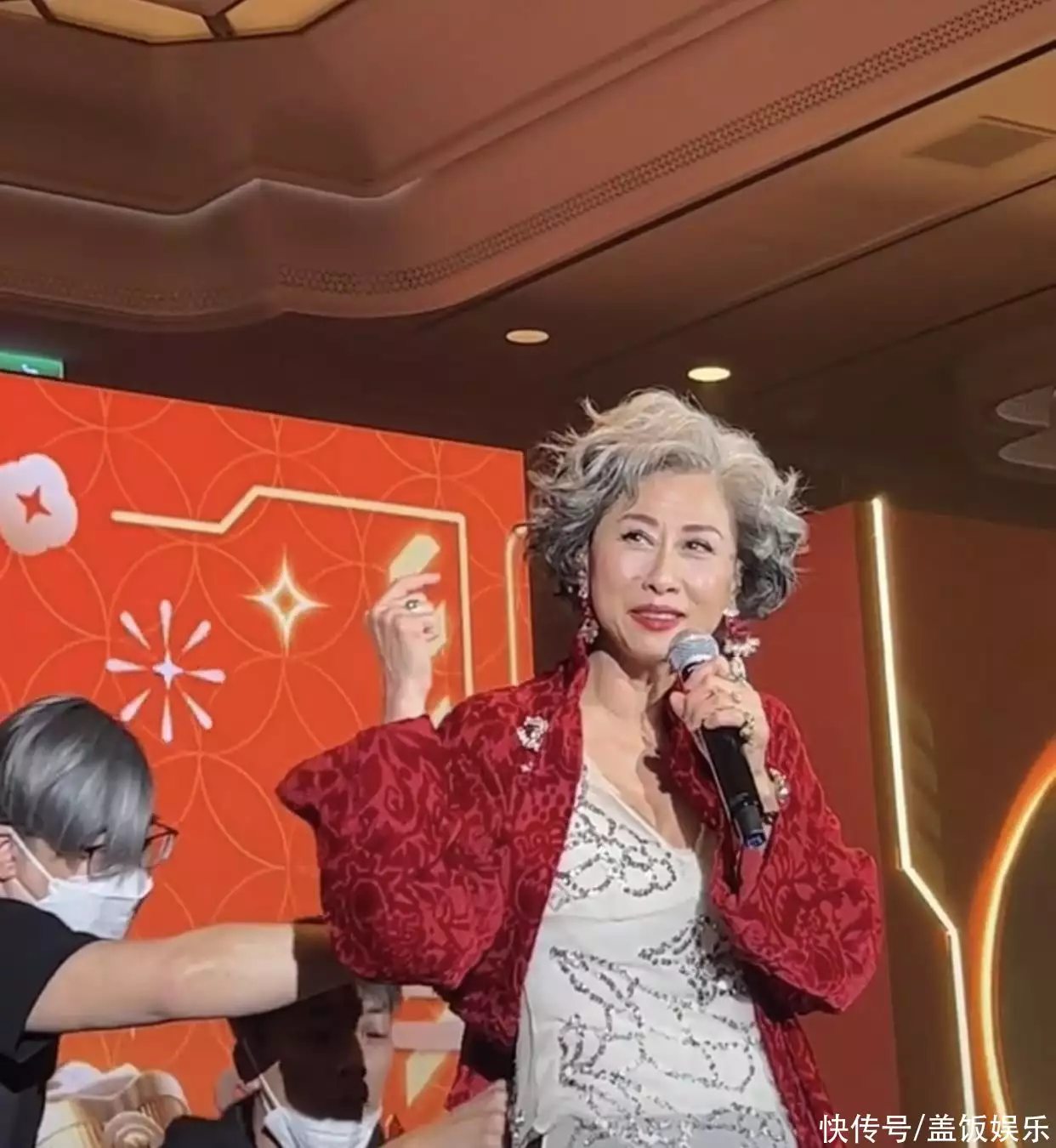 61岁叶倩文参加婚宴吃酒席，满头白发颜值惊艳，打扮年轻气质出众(叶倩文59岁)