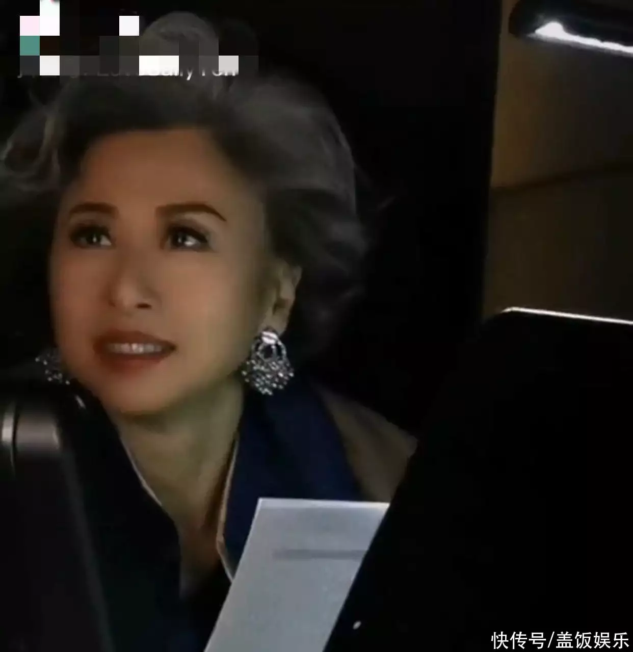 61岁叶倩文参加婚宴吃酒席，满头白发颜值惊艳，打扮年轻气质出众(叶倩文59岁)