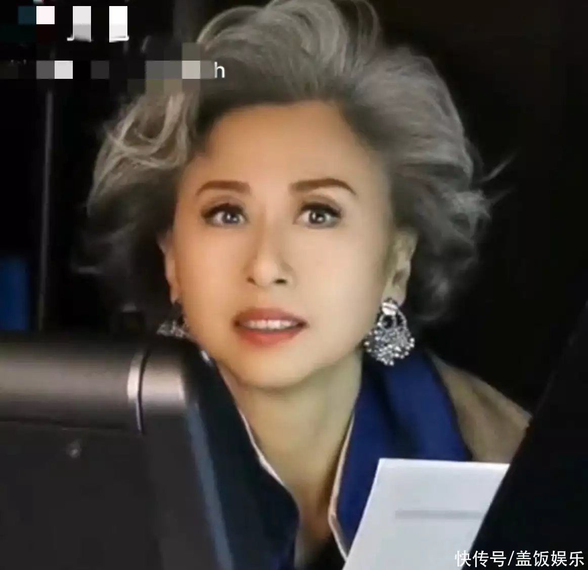 61岁叶倩文参加婚宴吃酒席，满头白发颜值惊艳，打扮年轻气质出众(叶倩文59岁)