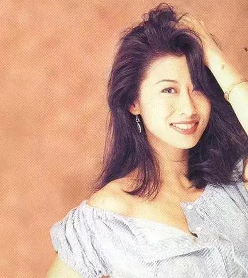 叶倩文：19岁出道，30岁成为天后，36岁嫁50岁林子祥，屡被传婚变(叶倩文的老公是林子祥吗)