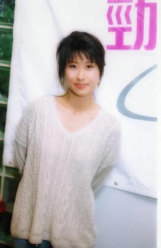 叶倩文：19岁出道，30岁成为天后，36岁嫁50岁林子祥，屡被传婚变(叶倩文的老公是林子祥吗)