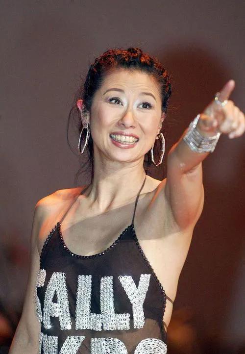 叶倩文：19岁出道，30岁成为天后，36岁嫁50岁林子祥，屡被传婚变(叶倩文的老公是林子祥吗)