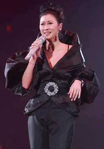 叶倩文：19岁出道，30岁成为天后，36岁嫁50岁林子祥，屡被传婚变(叶倩文的老公是林子祥吗)