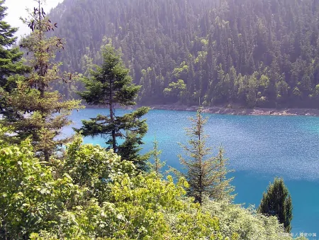 4月九寨沟旅游攻略：春暖花开的仙境之旅（九寨沟四月旅游）