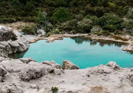 四川九寨沟旅游攻略，四川旅游九寨沟必去景点推荐（四川景点九寨沟旅游介绍）