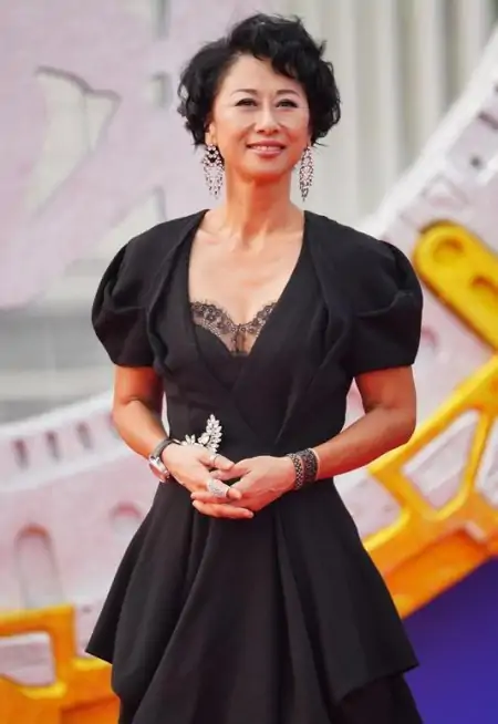 叶倩文究竟多厉害？把59岁大妈穿成35岁，这身材气质真不一般(叶倩文60岁歌曲视频在线观看)