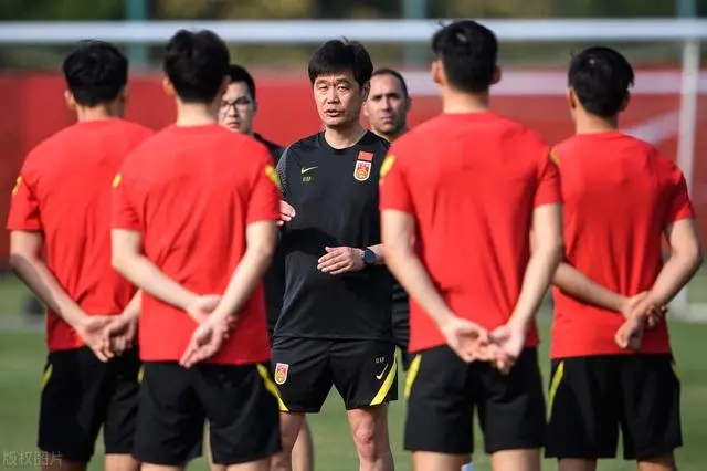 李霄鹏下课，已成定局？媒体给出答案！武汉队新帅又成足协目标？（李霄鹏现在执教哪个队）