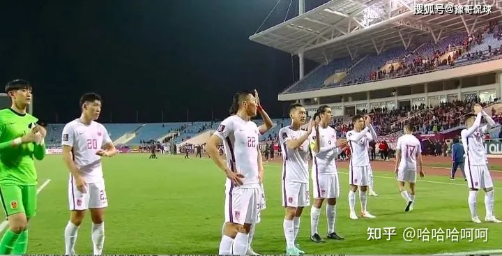 [足球新闻]李霄鹏下课？输日本输越南，人民日报点名批评：62年首负越南！（李霄鹏去哪里了）