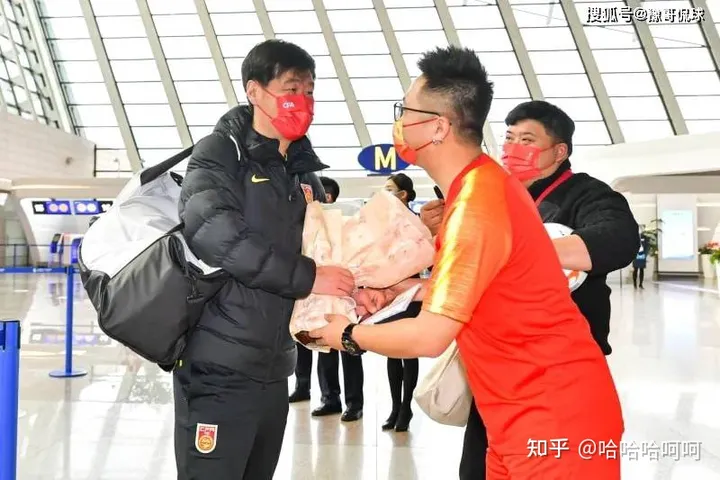 [足球新闻]李霄鹏下课？输日本输越南，人民日报点名批评：62年首负越南！（李霄鹏去哪里了）