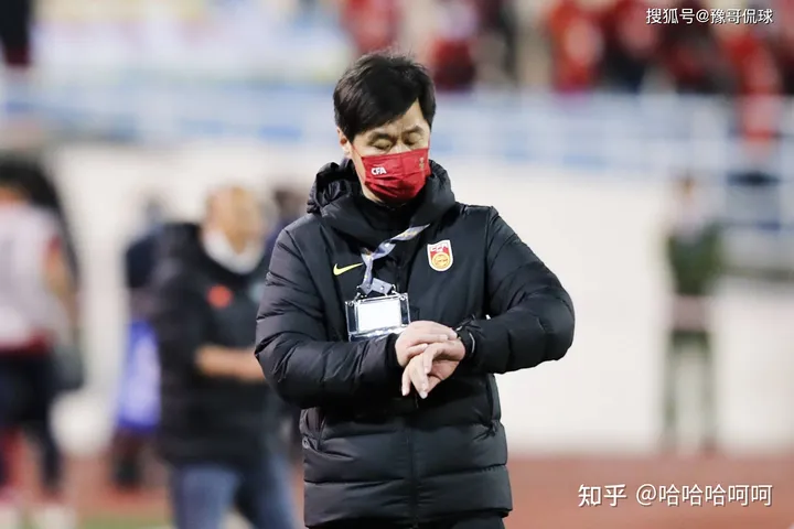 [足球新闻]李霄鹏下课？输日本输越南，人民日报点名批评：62年首负越南！（李霄鹏去哪里了）