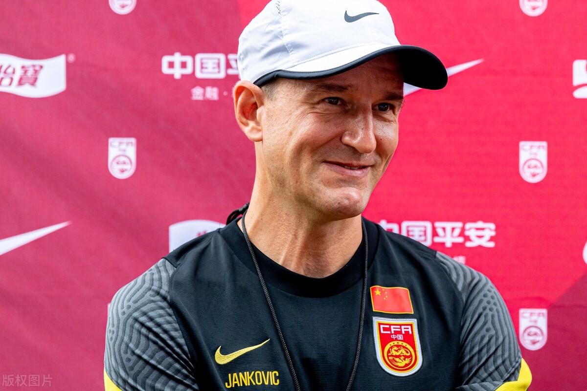 官宣！李霄鹏正式下课，执教国足成最大败笔，扬科维奇接任（李霄鹏的教练团队是谁）