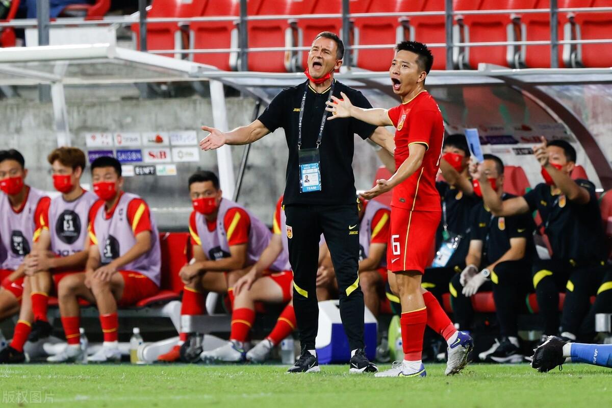 官宣！李霄鹏正式下课，执教国足成最大败笔，扬科维奇接任（李霄鹏的教练团队是谁）