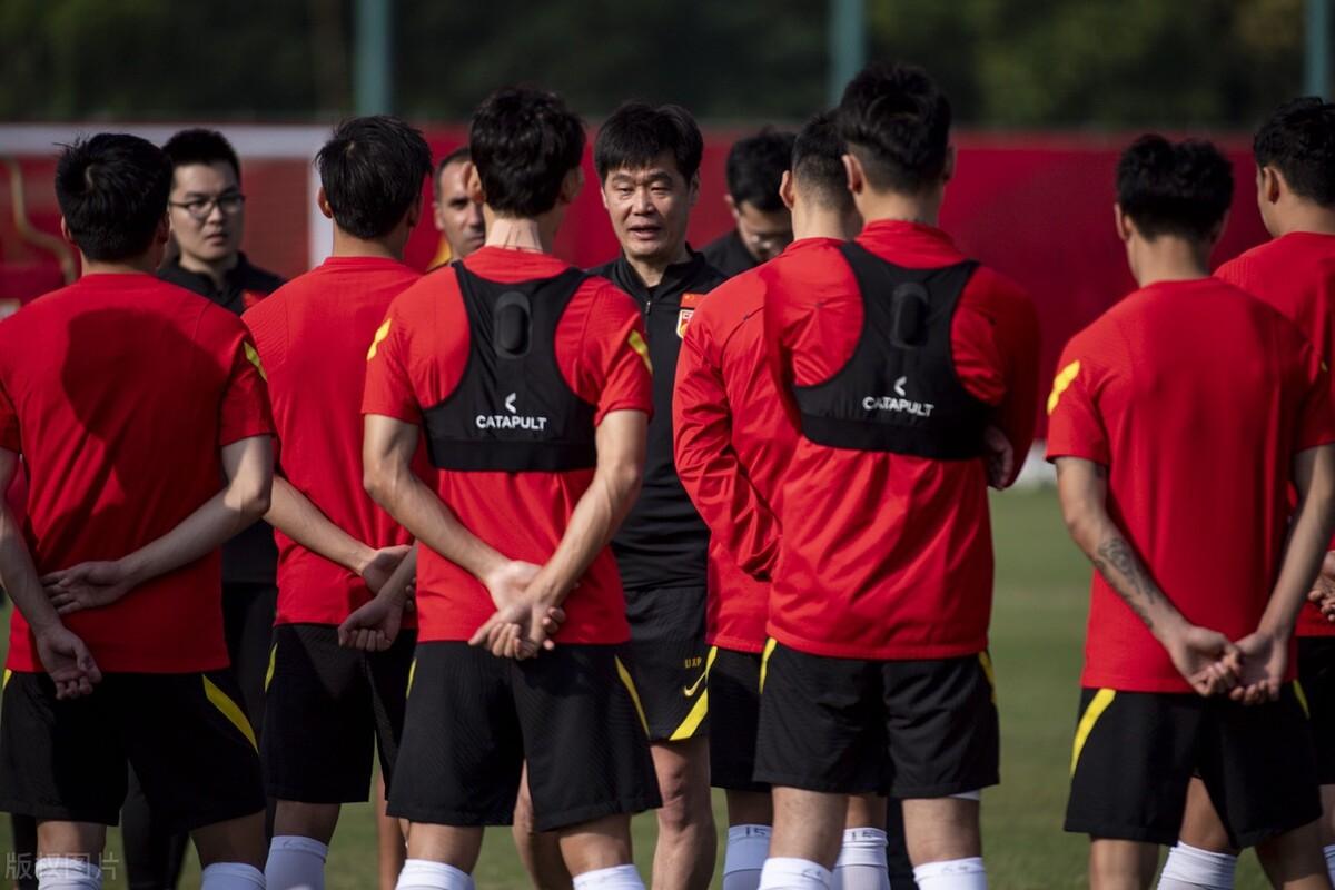 官宣！李霄鹏正式下课，执教国足成最大败笔，扬科维奇接任（李霄鹏的教练团队是谁）