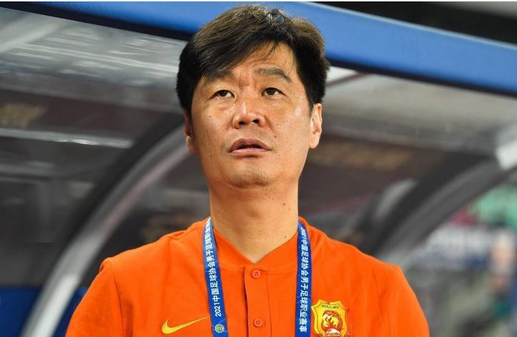 卷入李铁案，李霄鹏被调查？无缘中方教练组，名记：或早已经下课（李霄鹏李铁关系）