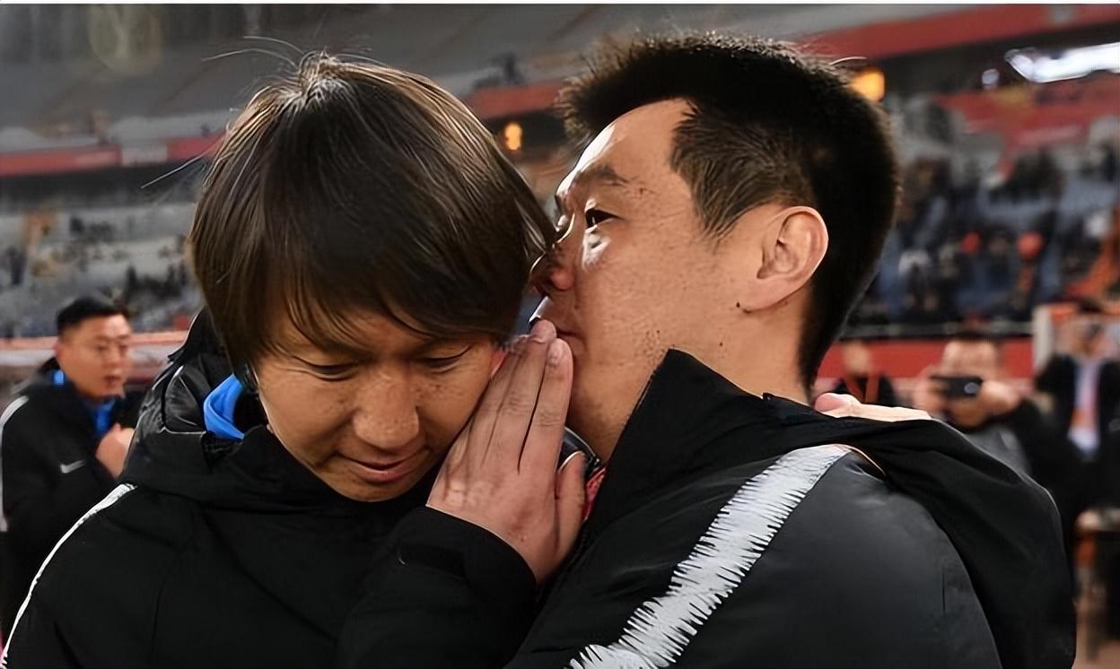 卷入李铁案，李霄鹏被调查？无缘中方教练组，名记：或早已经下课（李霄鹏李铁关系）