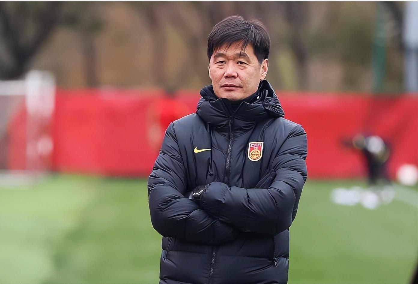 卷入李铁案，李霄鹏被调查？无缘中方教练组，名记：或早已经下课（李霄鹏李铁关系）