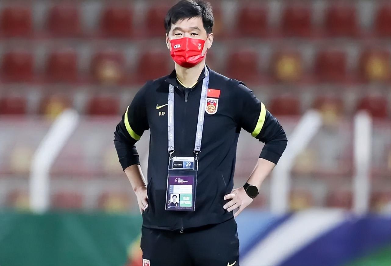 李霄鹏下课是个伪命题，因为他在国足从未真正上过课（李霄鹏踢球什么水平）