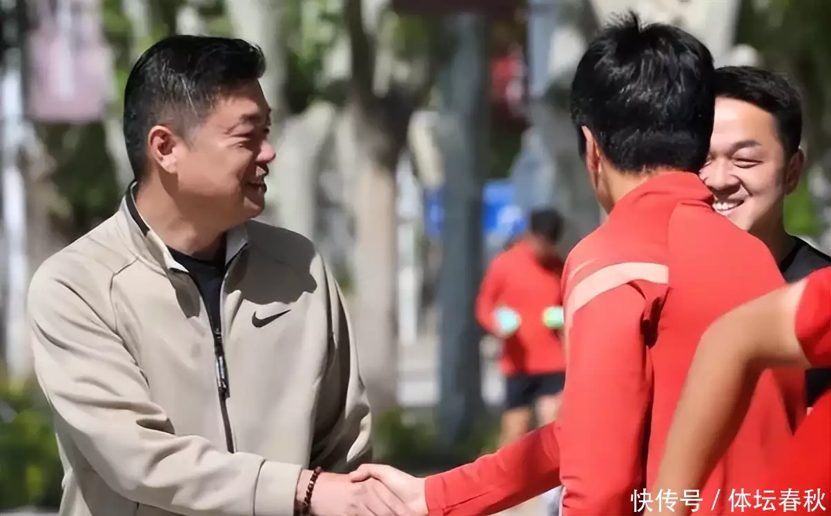 李霄鹏下课已定！曝足协欲请韩国名帅执教国足，解决球队2大顽疾拥有最性感嘴唇的这十位女明星，每个都妩媚动人，身材惹火性感（国足李霄鹏婚礼）