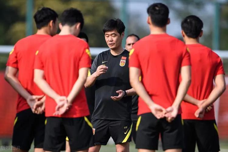 李霄鹏下课已不可避免，至今未获得合同，还有一点也能证实（李霄鹏霸气入场）