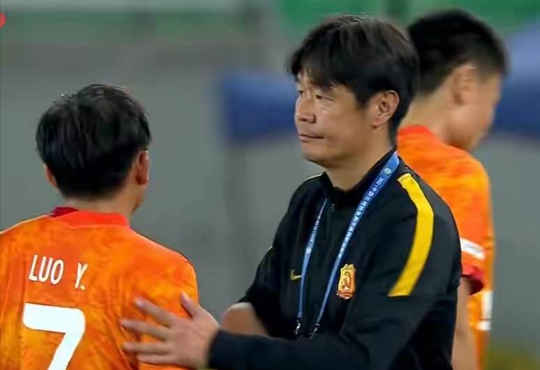 武汉球迷集体呼吁李霄鹏下课，为何就不能再多给李霄鹏点时间（李霄鹏冲进场内）