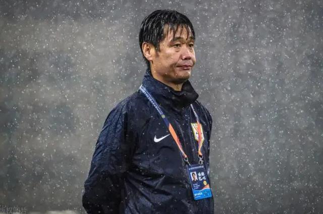 李霄鹏下课另有隐情？极端球迷举报信或是压死骆驼最后一根稻草!（李霄鹏履历）