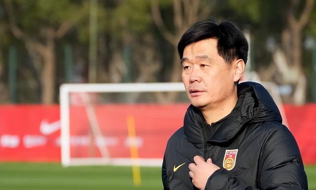 尘埃落定！李霄鹏下课悬念揭晓，权威媒体透露消息，球迷直呼意外（李霄鹏冲进球场视频）