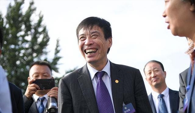 尘埃落定！李霄鹏下课悬念揭晓，权威媒体透露消息，球迷直呼意外（李霄鹏冲进球场视频）