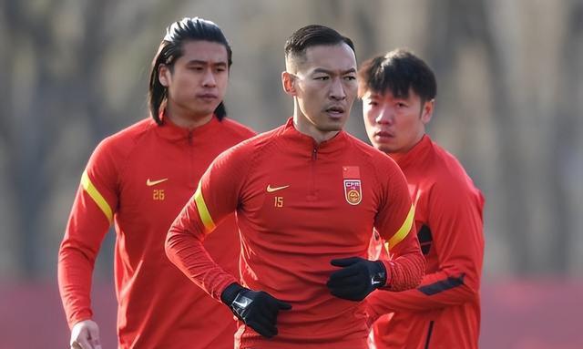 尘埃落定！李霄鹏下课悬念揭晓，权威媒体透露消息，球迷直呼意外（李霄鹏冲进球场视频）