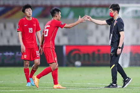 中国男足新帅诞生！51岁“下课”洋帅崛起，李霄鹏14个月倒下（中国足球男足名单）