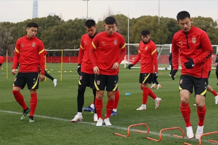 中国男足新帅诞生！51岁“下课”洋帅崛起，李霄鹏14个月倒下（中国足球男足名单）