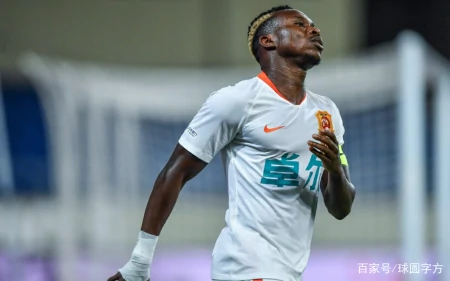 武汉队官博被爆！球迷排队喊“李霄鹏下课”，一人恐失去国脚资格（武汉高层力挺李霄鹏）