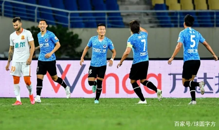 武汉队官博被爆！球迷排队喊“李霄鹏下课”，一人恐失去国脚资格（武汉高层力挺李霄鹏）