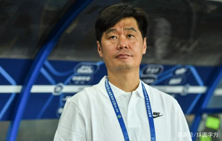 武汉队官博被爆！球迷排队喊“李霄鹏下课”，一人恐失去国脚资格（武汉高层力挺李霄鹏）