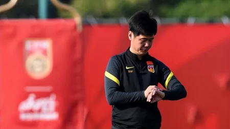 足协正式开启选帅，李霄鹏下课早已注定，未来去向引发球迷关注（李霄鹏踢球视频）