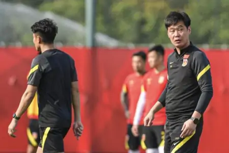 足协正式开启选帅，李霄鹏下课早已注定，未来去向引发球迷关注（李霄鹏踢球视频）