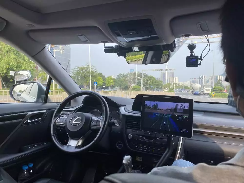 无人驾驶驶入繁华街区 深圳发出首张“主驾无人”牌照