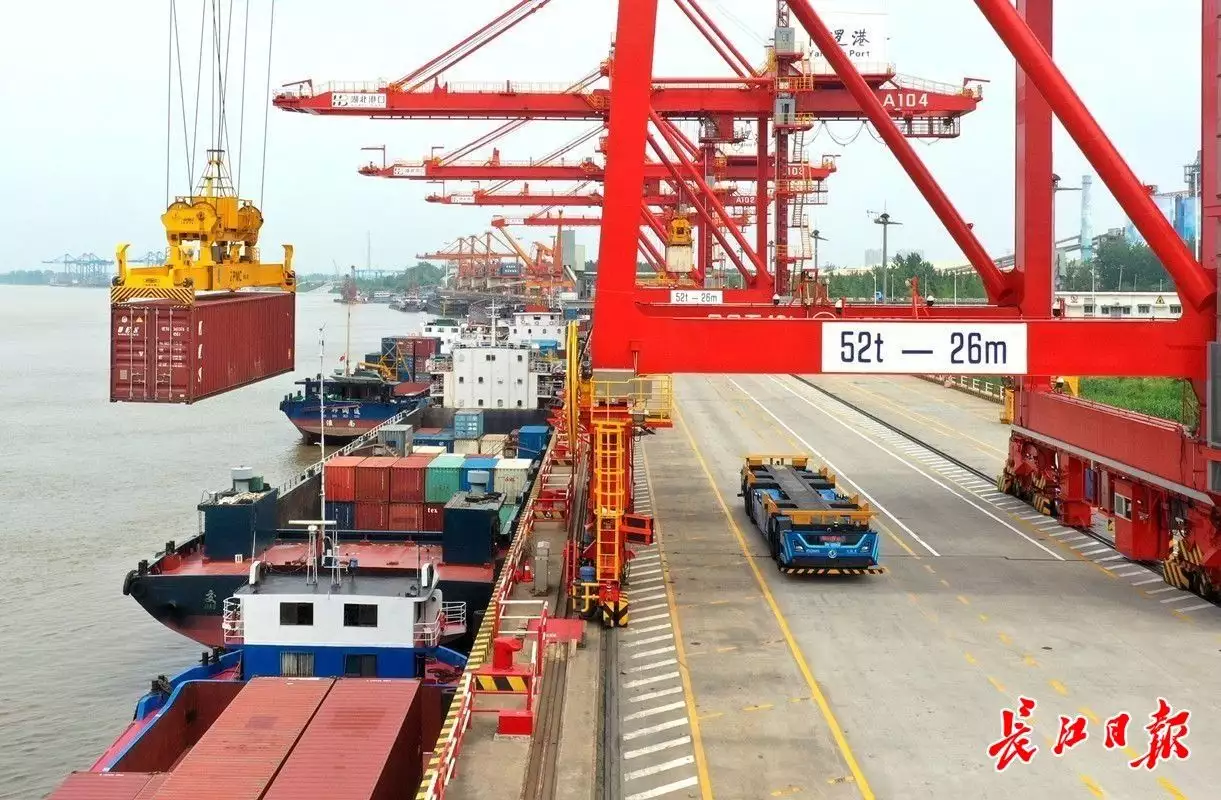 无人驾驶集装箱卡车在阳逻港“上岗”，每辆车一年可省人力成本约20万元“