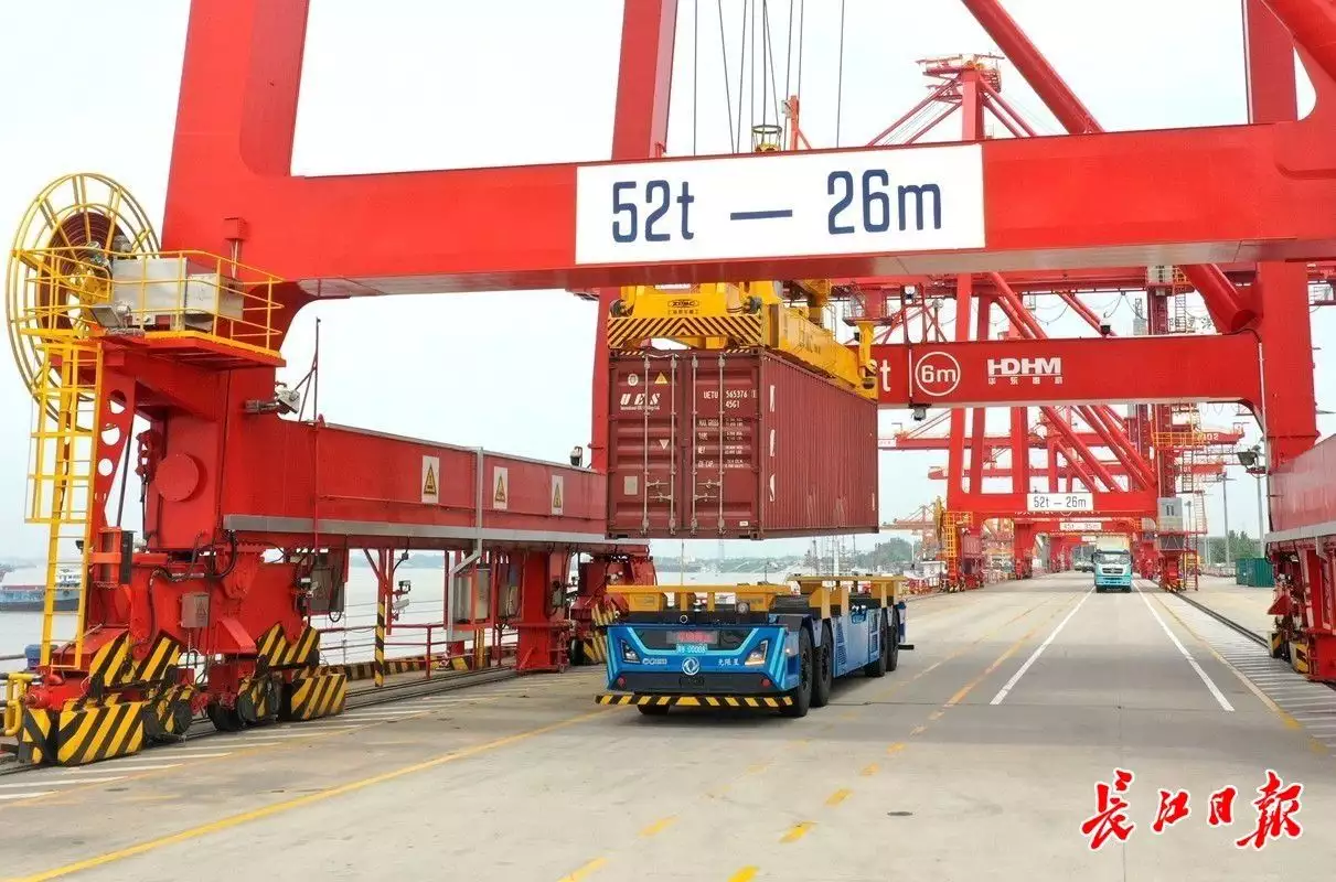 无人驾驶集装箱卡车在阳逻港“上岗”，每辆车一年可省人力成本约20万元“